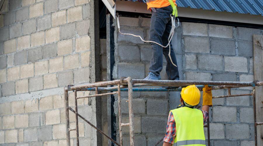 Professional gutter cleaning in Bass Lake, CA